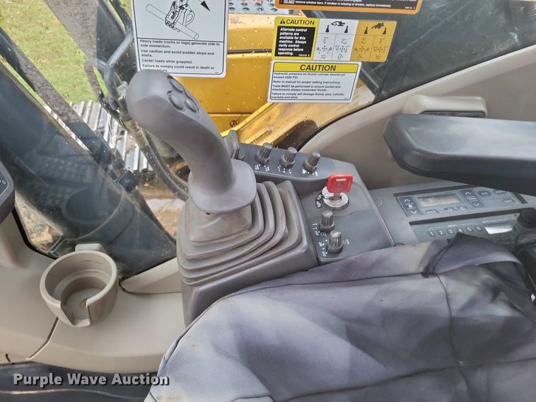 image for item DK1129 2006 John Deere 240D LC  excavator