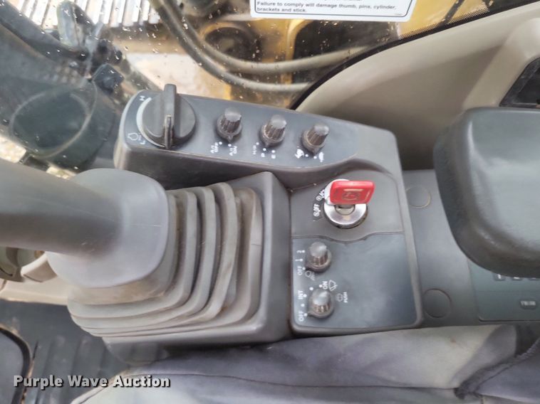 image for item DK1129 2006 John Deere 240D LC  excavator