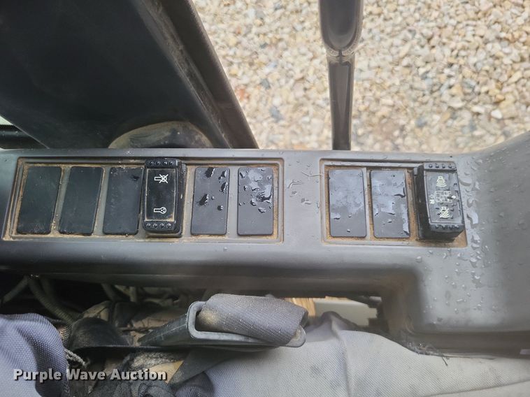 image for item DK1129 2006 John Deere 240D LC  excavator