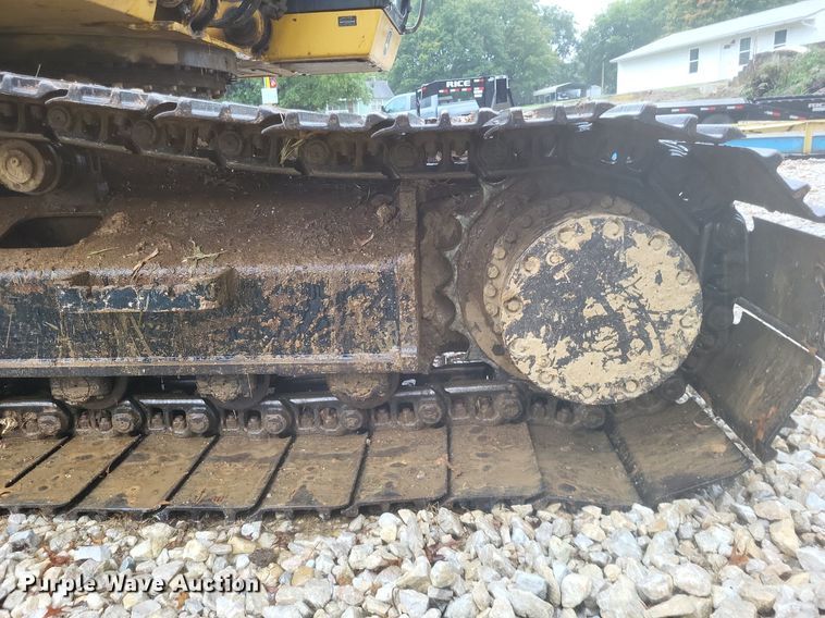 image for item DK1129 2006 John Deere 240D LC  excavator