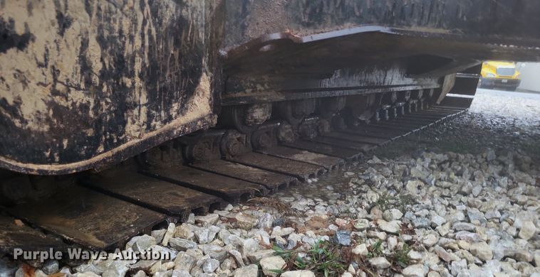 image for item DK1129 2006 John Deere 240D LC  excavator