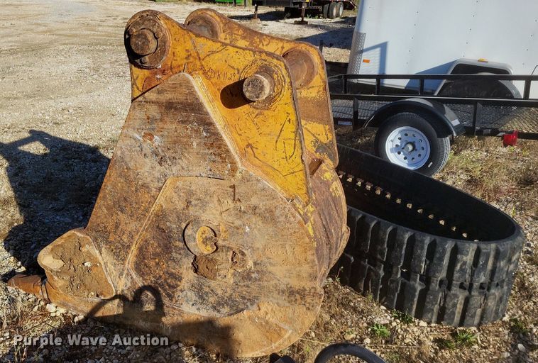 image for item DK1129 2006 John Deere 240D LC  excavator