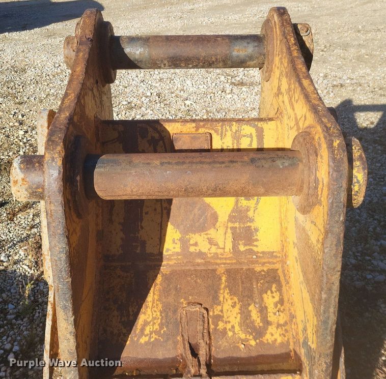 image for item DK1129 2006 John Deere 240D LC  excavator