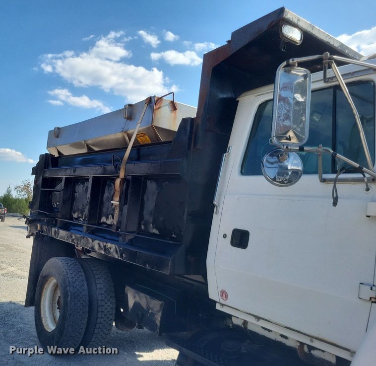image for item DK1140 1995 Ford L8000  dump truck