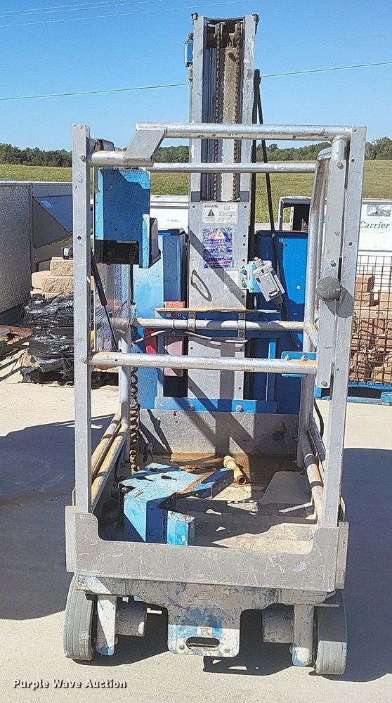 image for item DK1150 2009 Genie GR-20  vertical lift