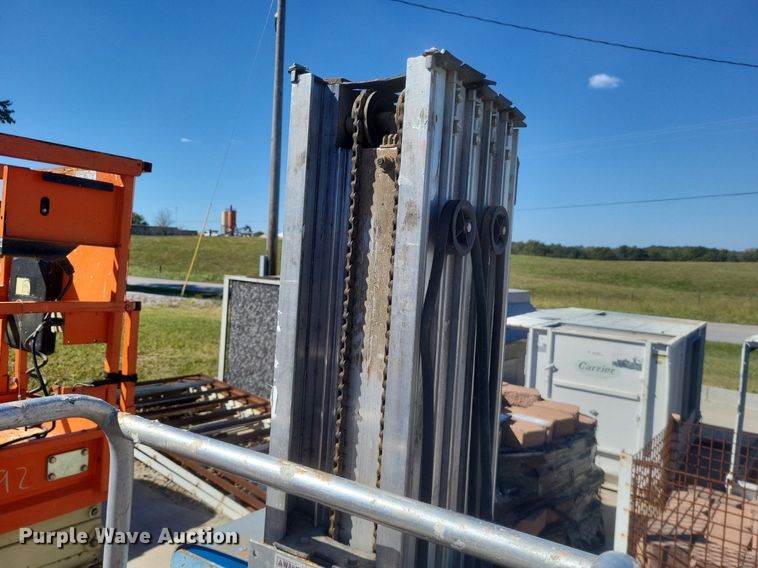 image for item DK1150 2009 Genie GR-20  vertical lift