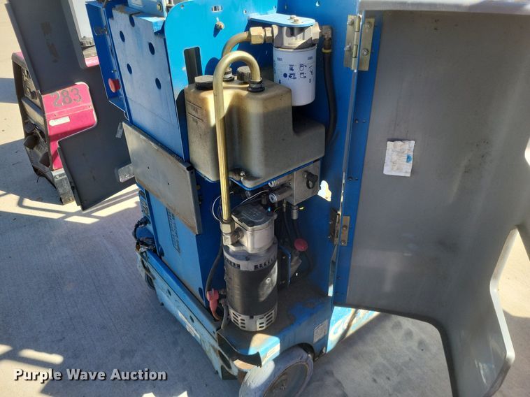 image for item DK1150 2009 Genie GR-20  vertical lift