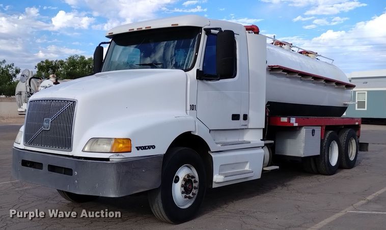 image for item DK8793 2000 Volvo  tank truck