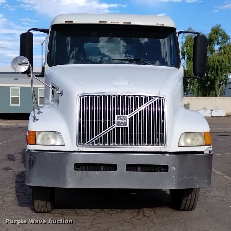 image for item DK8793 2000 Volvo  tank truck