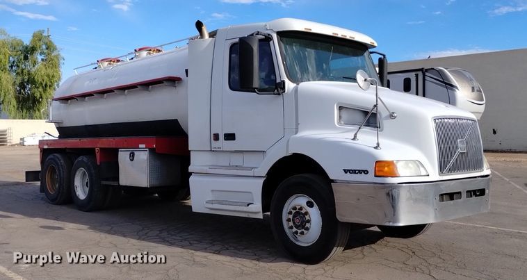image for item DK8793 2000 Volvo  tank truck