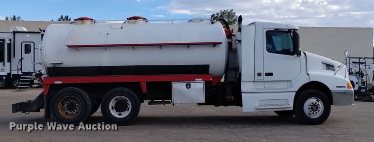 image for item DK8793 2000 Volvo  tank truck