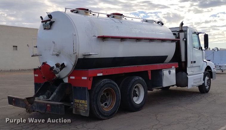 image for item DK8793 2000 Volvo  tank truck