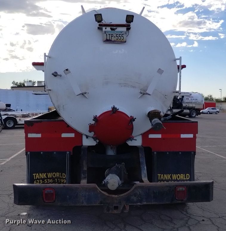 image for item DK8793 2000 Volvo  tank truck