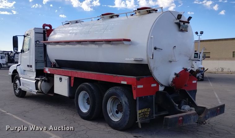 image for item DK8793 2000 Volvo  tank truck