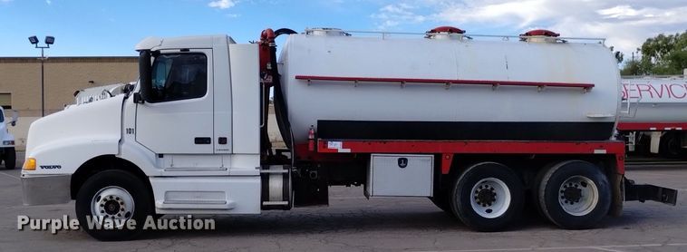image for item DK8793 2000 Volvo  tank truck