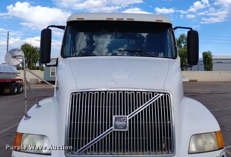 image for item DK8793 2000 Volvo  tank truck