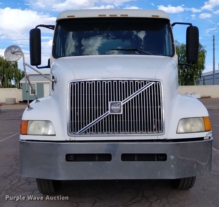 image for item DK8793 2000 Volvo  tank truck