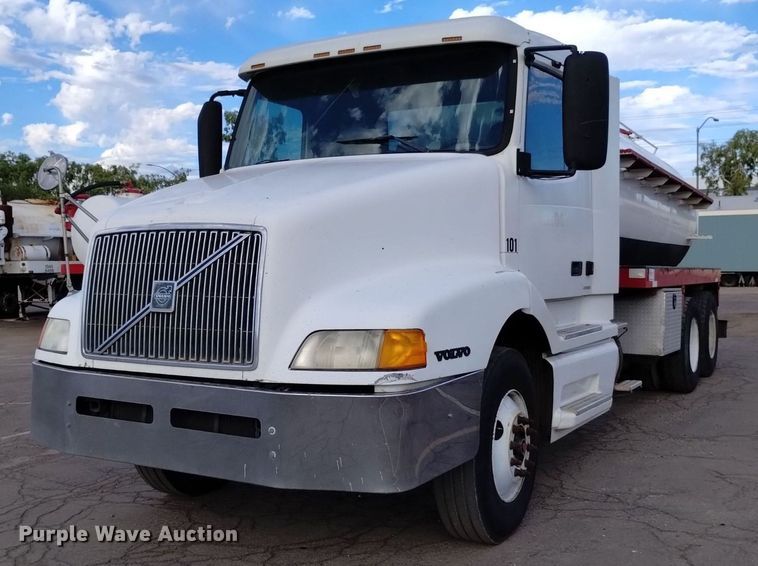 image for item DK8793 2000 Volvo  tank truck