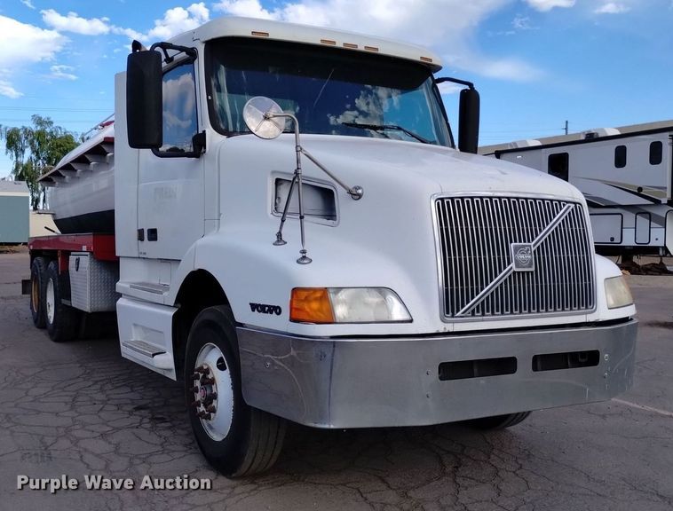 image for item DK8793 2000 Volvo  tank truck