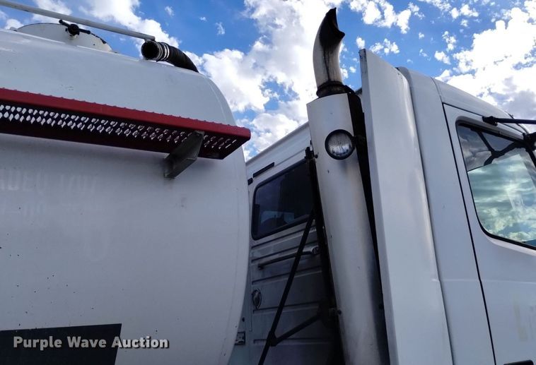 image for item DK8793 2000 Volvo  tank truck