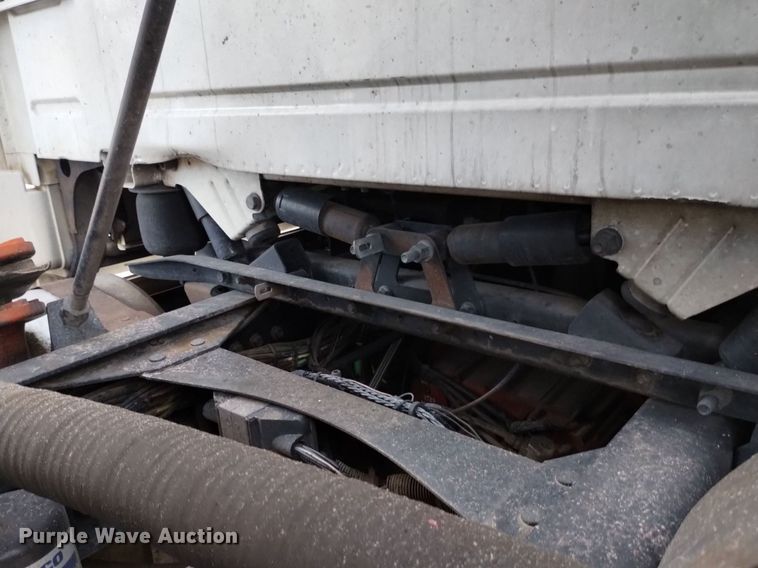 image for item DK8793 2000 Volvo  tank truck