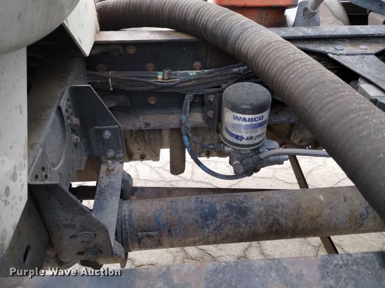 image for item DK8793 2000 Volvo  tank truck