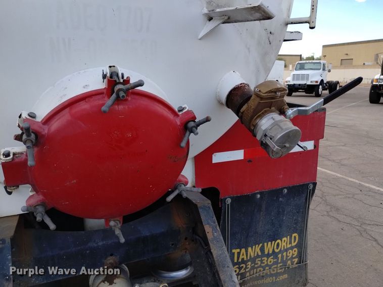 image for item DK8793 2000 Volvo  tank truck