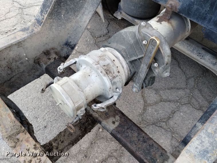 image for item DK8793 2000 Volvo  tank truck