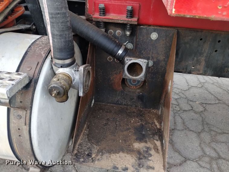 image for item DK8793 2000 Volvo  tank truck