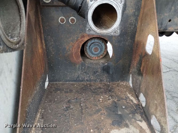 image for item DK8793 2000 Volvo  tank truck