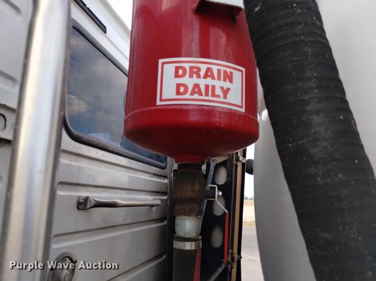 image for item DK8793 2000 Volvo  tank truck