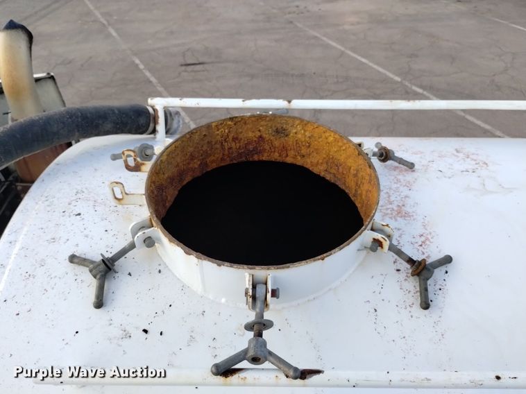 image for item DK8793 2000 Volvo  tank truck