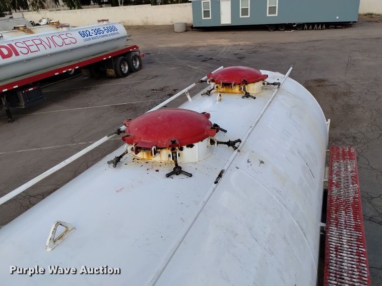 image for item DK8793 2000 Volvo  tank truck