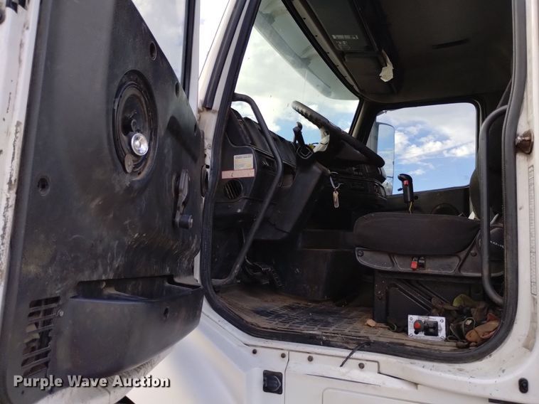 image for item DK8793 2000 Volvo  tank truck