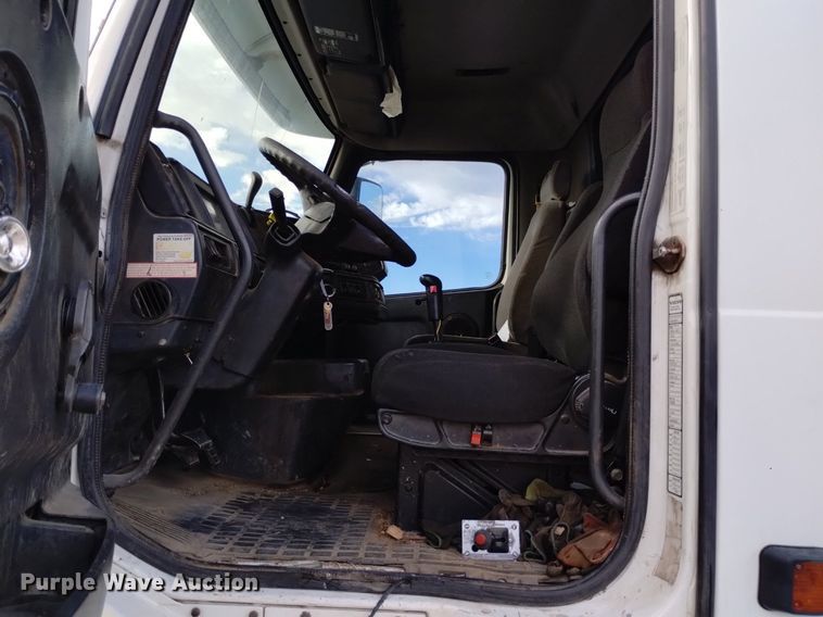 image for item DK8793 2000 Volvo  tank truck