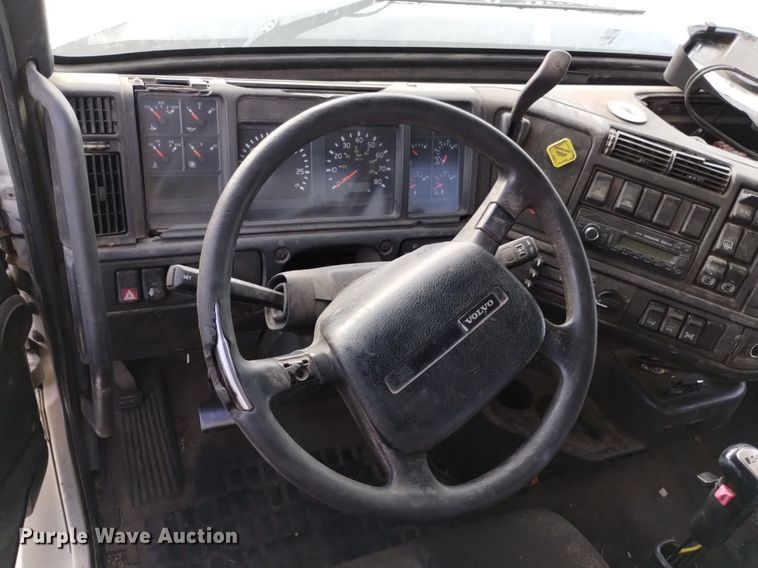 image for item DK8793 2000 Volvo  tank truck