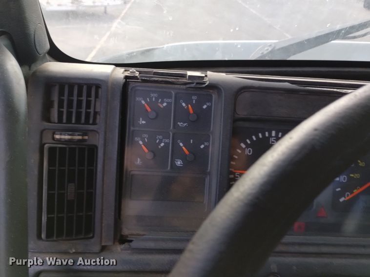 image for item DK8793 2000 Volvo  tank truck