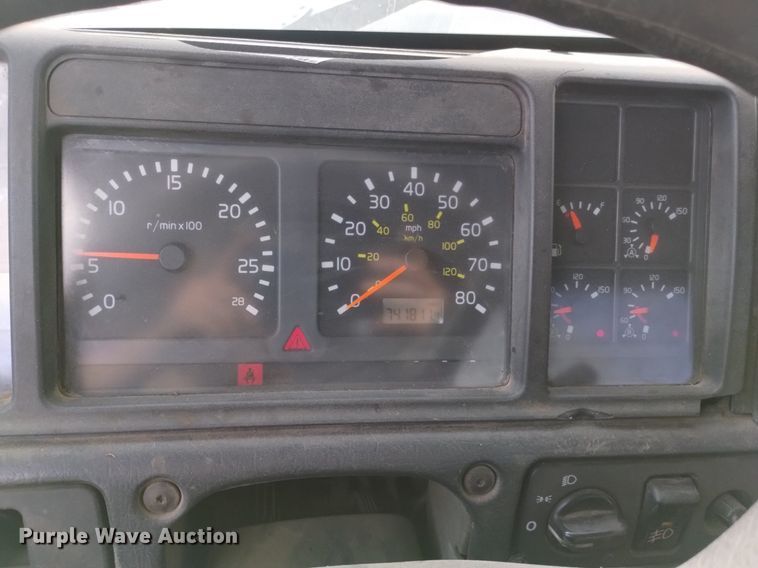 image for item DK8793 2000 Volvo  tank truck