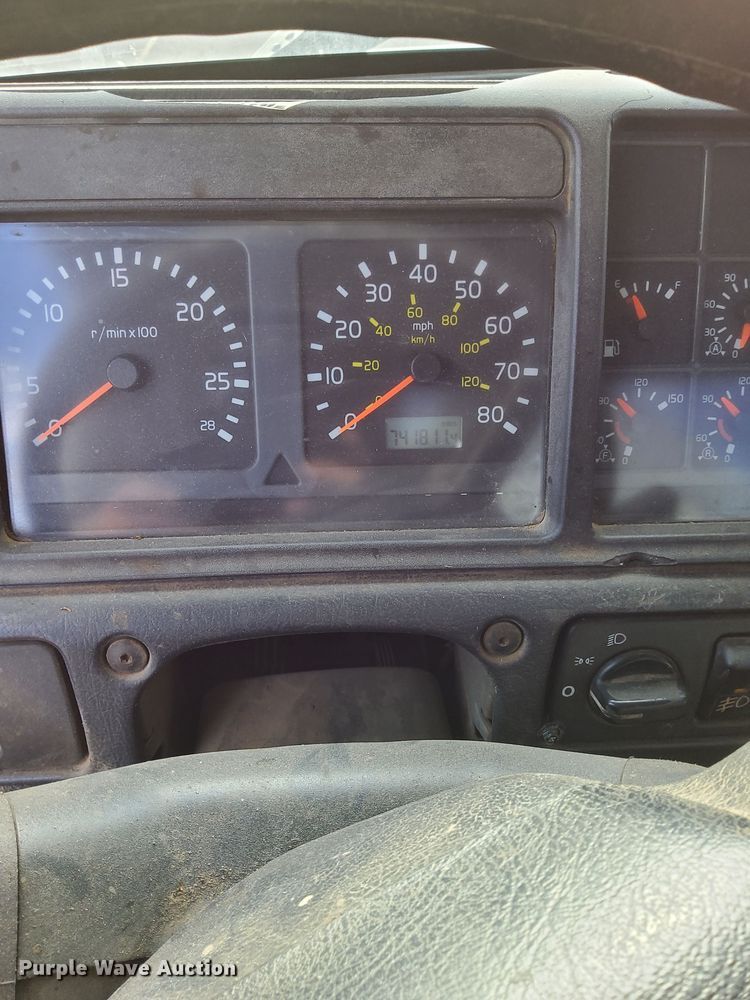 image for item DK8793 2000 Volvo  tank truck