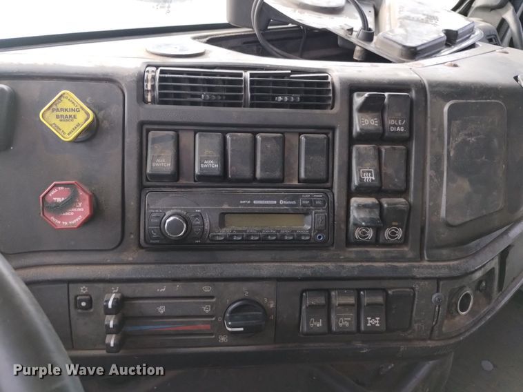 image for item DK8793 2000 Volvo  tank truck