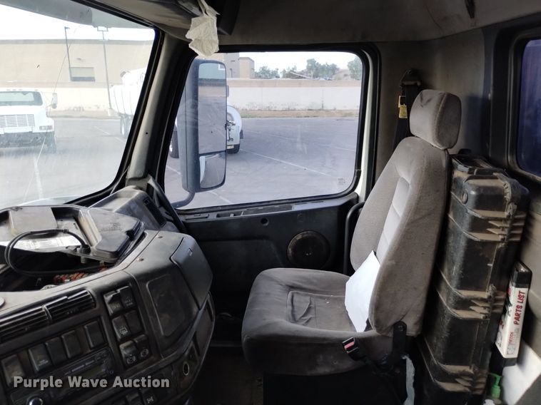 image for item DK8793 2000 Volvo  tank truck