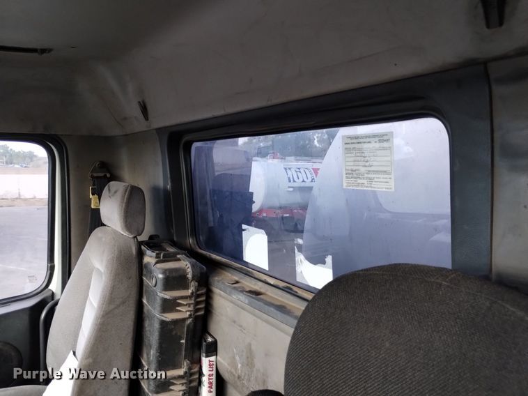 image for item DK8793 2000 Volvo  tank truck