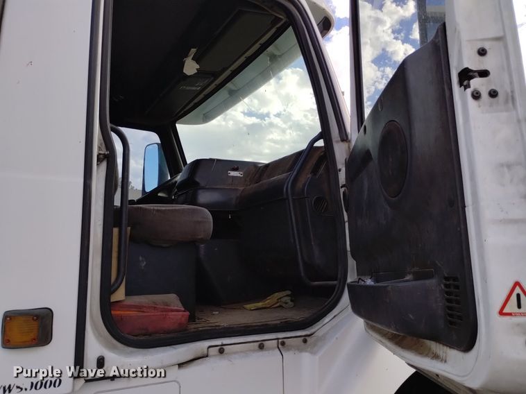 image for item DK8793 2000 Volvo  tank truck