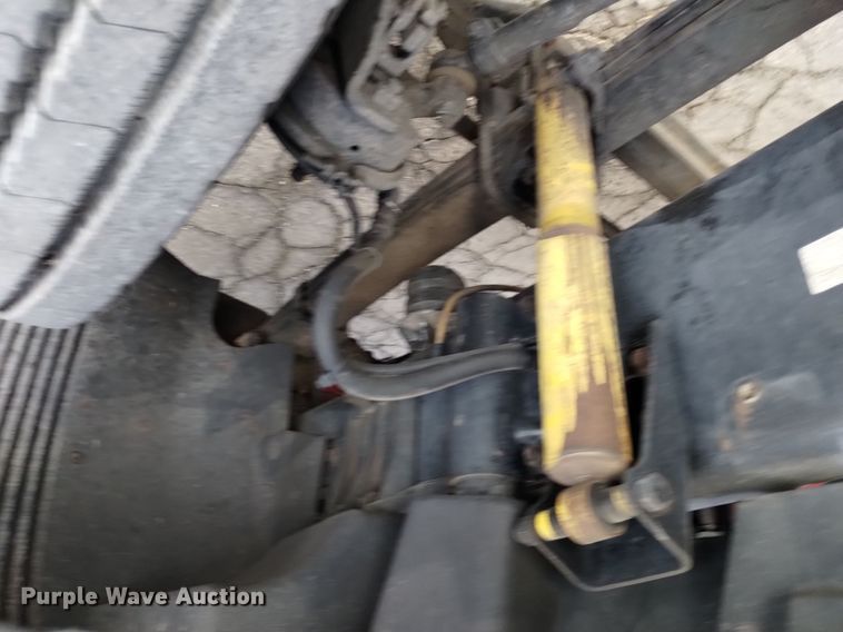 image for item DK8793 2000 Volvo  tank truck