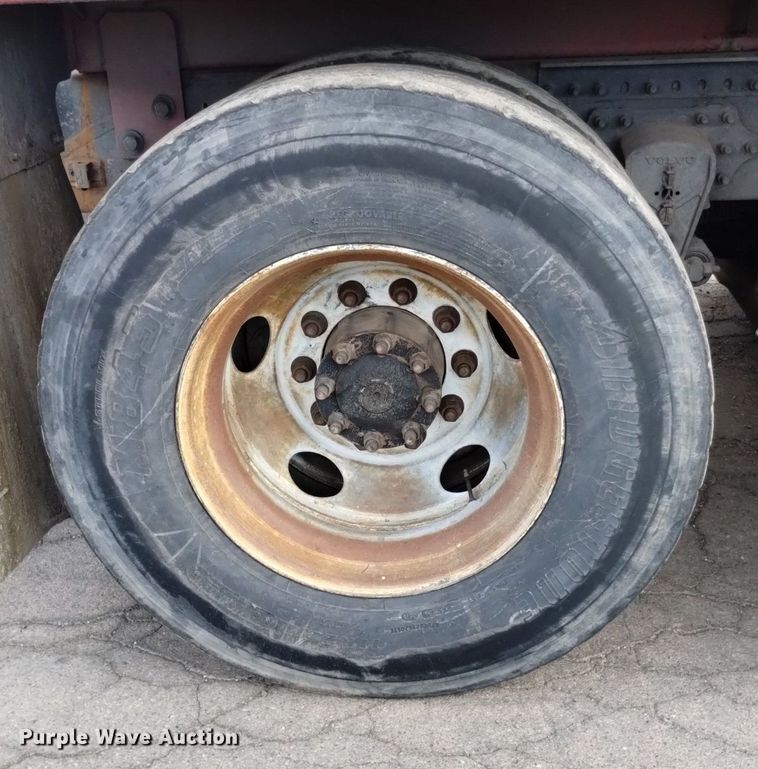 image for item DK8793 2000 Volvo  tank truck