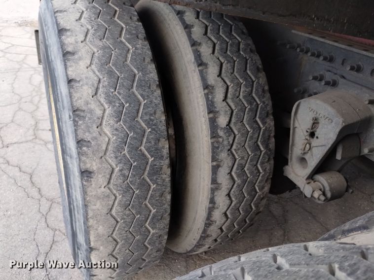 image for item DK8793 2000 Volvo  tank truck