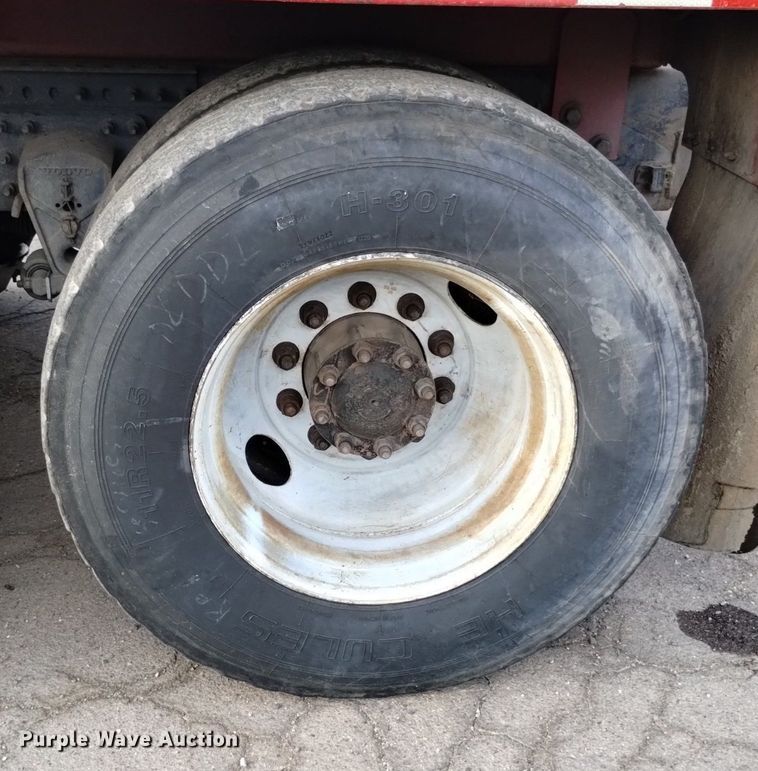 image for item DK8793 2000 Volvo  tank truck