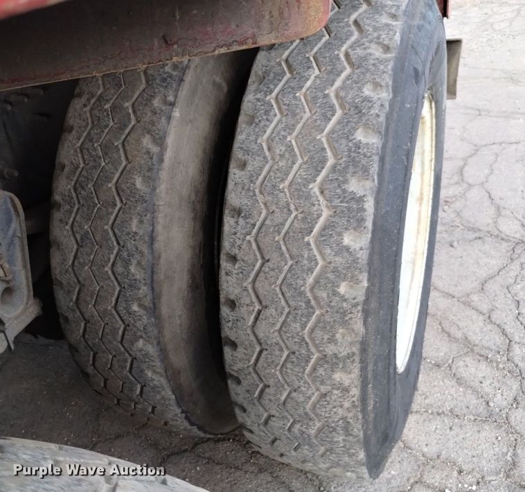 image for item DK8793 2000 Volvo  tank truck