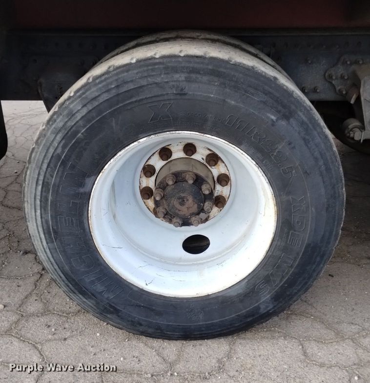 image for item DK8793 2000 Volvo  tank truck