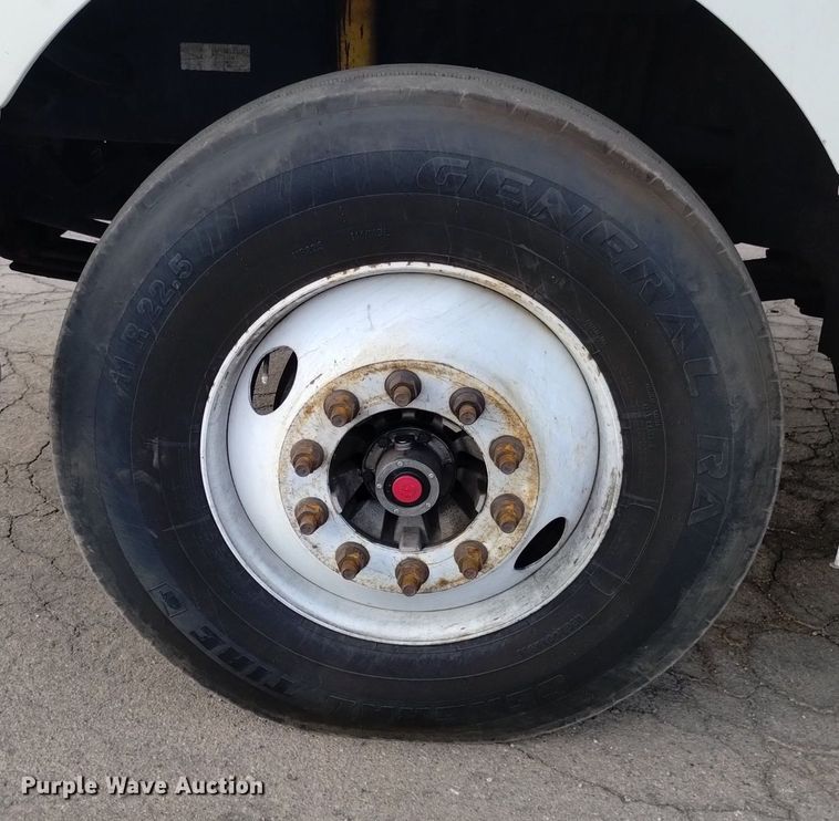 image for item DK8793 2000 Volvo  tank truck